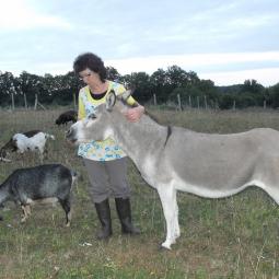 La présidente de l'association au petit soin